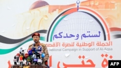 Juru bicara Houthi Brigadir Jenderal Yahya Saree berpidato dalam sebuah acara di Sanaa, Yaman, pada 15 Desember 2023. (Foto: AFP/Mohammed Huwais)