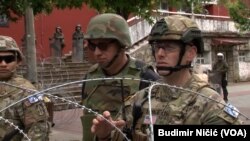 Pripadnici KFOR-a ispred opštine Zvečan