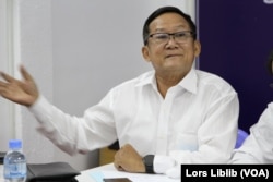 លោក គីមសួរ ភិរិទ្ធ អ្នកនាំពាក្យ​របស់​គណបក្ស​ភ្លើងទៀន ឆ្លើយ​សំណួរ​របស់​អ្នកសារព័ត៌មាន​នៅក្នុង​សន្និសីទ​សារព័ត៌មាន​នៅឯ​ទីស្នាក់ការ​កណ្តាល​គណបក្ស ក្នុង​សង្កាត់​ភ្នំពេញ​ថ្មី ខណ្ឌសែនសុខ រាជធានី​ភ្នំពេញ នៅ​ថ្ងៃទី៧ ខែសីហា ឆ្នាំ២០២៣។ (លាស់ លីបលីប/វីអូអេ)