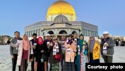 Agus Widodo (paling kanan) dan jemaah Cahaya Kaabah dalam kunjungan ke Yerusalem dan Masjid al-Aqsa Februari 2023 lalu. Perang Israel-Hamas memaksa Agus membatalkan jadwal kunjungan bulan November. (foto: courtesy)