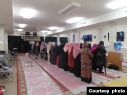 Salat tarawih bagian perempuan di masjid Indonesia IMAAM Center di Silver Spring, Maryland (dok: Andriana Wirrotama)