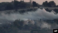Asap mengepul dari tembakan artileri Israel di Dahaira, desa perbatasan Lebanon dengan Israel, Lebanon selatan, Senin, 16 Oktober 2023. (AP/Hussein Malla)