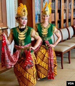 Clare Selgin (belakang) menampilkan “Tari Golek” pada pameran koleksi langka Indonesia di Library of Congres, Washington DC (VOA Indonesia).