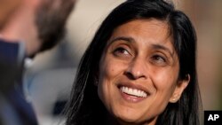 资料照片：共和党副总统候选人、俄亥俄州参议员J.D.万斯的妻子乌莎·万斯(Usha Vance)在俄亥俄州辛辛那提的投票站外与记者交谈。(2022年11月8日)