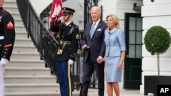 ប្រធានាធិបតី​សហរដ្ឋអាមេរិក​លោក Joe Biden និង​ភរិយា​គឺ​លោកស្រី Jill Biden នៅ​សេតវិមាន ក្នុងរដ្ឋធានីវ៉ាស៊ីនតោន កាលពីថ្ងៃទី២៣ ខែឧសភា ឆ្នាំ២០២៤។ 