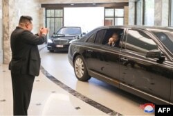 지난 4월 김정은 북한 국무위원장이 자오러지 중국 전국인민대표대회 상무위원장을 배웅하는 모습.