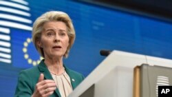 Presiden Komisi Eropa Ursula von der Leyen berbicara dalam konferensi media pada KTT Uni Eropa di Brussels, Kamis, 18 April 2024. (AP/Harry Nakos)