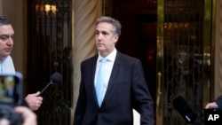 Michael Cohen berjalan meninggalkan apartemennya menuju Pengadilan Pidana Manhattan di Kota New York, pada 14 Mei 2024. (Foto: AP/Seth Wenig)