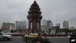 រូបឯកសារ៖ ទិដ្ឋភាពចរាចរណ៍នាពេលព្រឹកមេឃស្រទុំ នៅម្តុំវិមានឯករាជ្យ ក្នុងរាជធានីភ្នំពេញ កាលពីថ្ងៃទី ១៥ ខែកុម្ភៈ ឆ្នាំ ២០២៣។ 