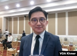 អ្នកជំនាញខាងដឹកជញ្ជូនរបស់ធានាគារពិភព លោក Bowen Wang ផ្តល់បទសម្ភាសន៍ឱ្យវីអូអេក្នុងសិក្ខាសាលារបស់ធនាគារពិភពលោកស្តីពីអន្តរកាលនៃការប្រើប្រាស់យានយន្តអគ្គិសនី ទីក្រុងភ្នំពេញ ថ្ងៃទី២៨ ខែមីនា ឆ្នាំ២០២៤។ (ហ៊ុល រស្មី/វីអូអេ)