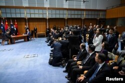 曾被中国关押的澳大利亚记者成蕾出席中澳两国总理共同参加的一个签字仪式时，她被数名中国官员和一名白衣女子围住。(2024年6月17日)