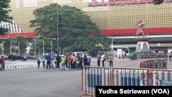 Rombongan tim FIFA, iNAFOC dan Pemkot Solo saat mengecek kesiapan akhir Stadion Manahan Solo, Sabtu, 25 Maret 2023.(VOA/ Yudha Satriawan)