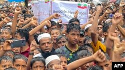 Pengungsi Rohingya berkumpul dalam aksi unjuk rasa memperingati 6 tahun hari genosida, di Ukhia pada 25 Agustus 2023. PBB akan menambah $2 jatah pangan untuk setiap pengungsi Rohingya di Bangladesh menjadi $10 dolar per bulan mulai 1 Januari. (Foto: AFP)