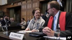 Tania von Uslar-Gleichen, penasihat hukum Jerman dan Direktur Jenderal Urusan Hukum Kementerian Luar Negeri Jerman (kiri) dan anggota tim hukum Jerman, Christian J. Tams, di Pengadilan Dunia di Den Haag, Belanda, Senin, 8 April 2024. (AP/Postingan Patrick)