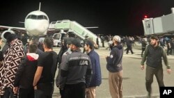 Warga menyerbu bandara Makhachkala di Republik Dagestan mencegat para penumpang dalam penerbangan yang baru saja mendarat dari Tel Aviv, Israel, Minggu (29/10). 