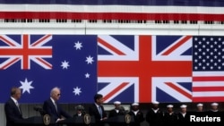Presiden AS Joe Biden, Perdana Menteri Australia Anthony Albanese dan Perdana Menteri Inggris Rishi Sunak menyampaikan pidato tentang kemitraan Australia - Inggris - AS (AUKUS), di San Diego, California, AS, 13 Maret 2023. (Foto: REUTERS/Leah Millis)