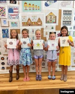 Para murid kelas pemula menyulam untuk anak-anak di KC Needle Point, Kansas City, MO, memamerkan hasil karyanya. (IG/kcneedlepoint)