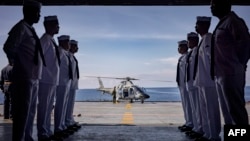 资料照：菲律宾海军士兵在巴丹群岛卡加延卡拉延岛海岸附近的一艘登陆舰上。巴丹群岛是位于菲律宾最北端的一组岛屿，距离台湾仅140公里。（2023年6月30日）