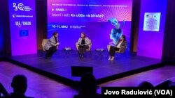 Ambasadorka SAD Džudi Rajzing Rajnke (u sredini) na skupu “Ima li fer izbora u eri dezinformacija?”