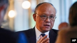 台湾行政院经贸谈判办公室总谈判代表邓振中在华盛顿接受美联社的采访。（2023年5月3日）