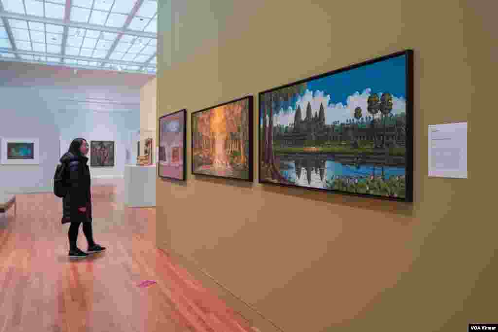 សាធារណជនម្នាក់កំពុងឈរមើលស្នាដៃសិល្បៈខ្មែរដែលត្រូវបានដាក់តាំងពិព័រណ៍នៅក្នុងវិចិត្រសាលនៃសាកលវិទ្យាល័យ Michigan ក្នុងក្រុង Ann Arbor ថ្ងៃទី ៥ ខែមេសា ឆ្នាំ២០២៤។ (នីណា យ៉េង/វីអូអេ)