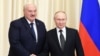 Presiden Rusia Vladimir Putin berjabat tangan dengan Presiden Belarus Alexander Lukashenko di luar Moskow, Rusia 17 Februari 2023. (Foto: Sputnik/Vladimir Astapkovich/Kremlin via REUTERS)