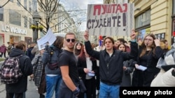 Studenti okupljeni oko neformalne grupe "Borba" tokom skupa u Knez Mihailovoj ulici, u sklopu protesta zbog izbornih nepravilnosti, u Beogradu, 27. decembra 2023. (Foto: FoNet)