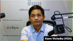 លោក ឃុន ថារ៉ូ មន្ត្រីកម្មវិធីការងារនៃមជ្ឈមណ្ឌលសម្ព័ន្ធភាពការងារ និងសិទ្ធិមនុស្ស ហៅកាត់ថាសង់ត្រាល់ ផ្តល់បទសម្ភាសន៍ដល់វីអូអេ នៅរាជធានីភ្នំពេញ កាលពីថ្ងៃទី ១៧ ខែកុម្ភៈ ឆ្នាំ ២០២៣។ (កាន់ វិច្ឆិកា/វីអូអេ)