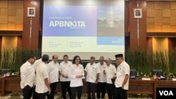 Menkeu Sri Mulyani Indrawati (tengah) dan Wamenkeu Suahasil Nazara beserta Pejabat Eselon I Kemenkeu dalam konferensi pers APBN Kita di Gedung Kemenkeu, Jakarta, Senin (25/3) ( VOA/Ghita Intan)