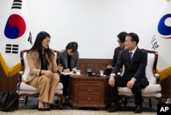 지난해 10월 한국을 방문한 줄리 터너 미국 국무부 북한인권특사(왼쪽)가 김영호 한국 통일부 장관과 만났다.