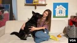 Ruska novinarka u egzilu Ekaterina Fomina jedna je od tri novinarke za kojima je Rusija izdala naloge za hapšenje u junu 2024. pod optužbom da su širili ono što Kremlj smatra lažnim informacijama o ruskoj vojsci. (VOA/Lijam Skot)