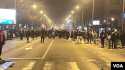 Osmi protest građana i studenata i šetnja kroz Bulevar despota Stefana, ka sedištu Policije, u Beogradu, 25. decembra 2023. (Foto: Glas Amerike/Rade Ranković)