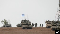 Izraelski vojnici i vojna vozila na stanici blizu granice između Izraela i Gaze, na jugu Izraela, 9. oktobra 2023.