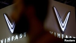 FILE: Logo Vinfast di Paris Auto Show 2022 di Paris, Prancis, 18 Oktober 2022. (REUTERS/Stephane Mahe)