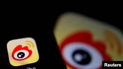 Logo dari platform media sosial asal China, Weibo, terlihat dalam foto ilustrasi yang diambil pada 7 Desember 2021. (Foto: Reuters/Florence Lo) 