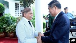 Perdana Menteri Pakistan Shehbaz Sharif, kiri, menyambut kunjungan Wakil Perdana Menteri China He Lifeng di Islamabad, Pakistan, 31 Juli 2023. Lifeng menerima penghargaan sipil tertinggi Pakistan atas jasanya mempromosikan kerja sama ekonomi kedua negara. 