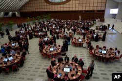 Peserta sesi pembukaan Sidang Umum Sinode Para Uskup ke-16 tiba di Aula Paulus VI di Vatikan, Rabu, 4 Oktober 2023. (AP/Gregorio Borgia)