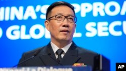 Menteri Pertahanan China Dong Jun berbicara pada KTT Dialog Shangri-La ke-21 di Hotel Shangri-La di Singapura, 2 Juni 2024.
(Foto: AP)