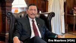 Menko Kemaritiman dan Investasi Luhut Binsar Pandjaitan ketika diwawancarai VOA di Washington DC, 13 April 2023. (VOA/Eva Mazrieva)