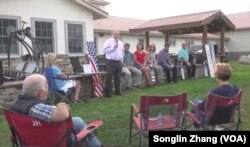 Stanovnici grada Grin Čarter Taunšip u Mičigenu razgovaraju o fabrici Goušen na lokalnom skupu.