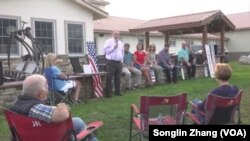 Warga kota kecil Green Charter Township, negara bagian Michigan, mendiskusikan keberadaan pabrik Gotion, Inc. pada sebuah pertemuan warga setempat. 