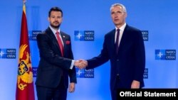 Generalni sekretar NATO-a Jens Stoltenberg rukuje se sa crnogorskim predsjednikom Jakovom Milatovićem u sjedištu NATO-a u Brislu, 22. juna 2023. (Foto: Kabinet predsjednika Crne Gore)