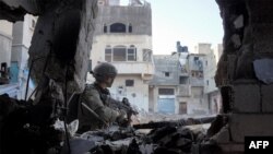 以色列军队于2023年12月24日发布的这张照片显示了吉瓦蒂旅的以色列士兵在加沙地带南部的汗尤尼斯行动。（以色列军队/法新社照片）