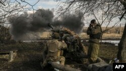 Ukrajinski vojnici ispaljuju hovicere na ruske položajeve blizu Bahmuta (Foto: AFP/Aris Messinis)