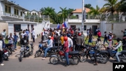 Bato baike bazali kosala milulu mya koboya mobembo ya Emmanuel Macron mokonzi ya France na RDC liboso lya ambassade ya France na Kinshasa, 01 sanza ya misato 2023. (Photo by Arsene Mpiana / AFP)