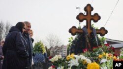 Roditelji Alekseja Navalnog na njegovom grobu u Moskvi (Foto: Foto: AP Photo/Vitaly Smolnikov)