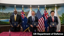 로이드 오스틴 미국 국방장관과 기하라 미노루 일본 방위상, 리처드 말스 호주 국방장관이 2일 하와이 호놀룰루에서 3자 회담을 한 후 사진 촬영을 위해 포즈를 취했다. 사진 = 미 국방부