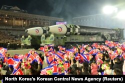 Parade militer untuk memperingati 75 tahun berdirinya tentara Korea Utara, di Lapangan Kim Il Sung di Pyongyang, Korea Utara 8 Februari 2023, memamerkan sebuah rudal. (Foto: KCNA via Reuters)