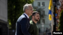 北约组织秘书长延斯·斯托尔滕贝格(Jens Stoltenberg)与乌克兰总统泽连斯基在肌肤出席联合记者会。(2024年4月29日)