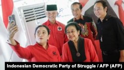 Sejumlah tokoh PDIP: Puan Maharani, Megawati Soekarnoputri, Ganjar Pranowo, Presiden Joko Widodo dan Prananda Prabowo Suro berswafoto di Bogor pada 21 April , 2023. (PDIP via AFP)